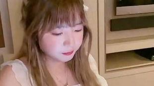 网红小娇妻吃瓜视频